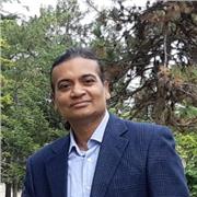 Docent Nadiu dona classes d'anglès